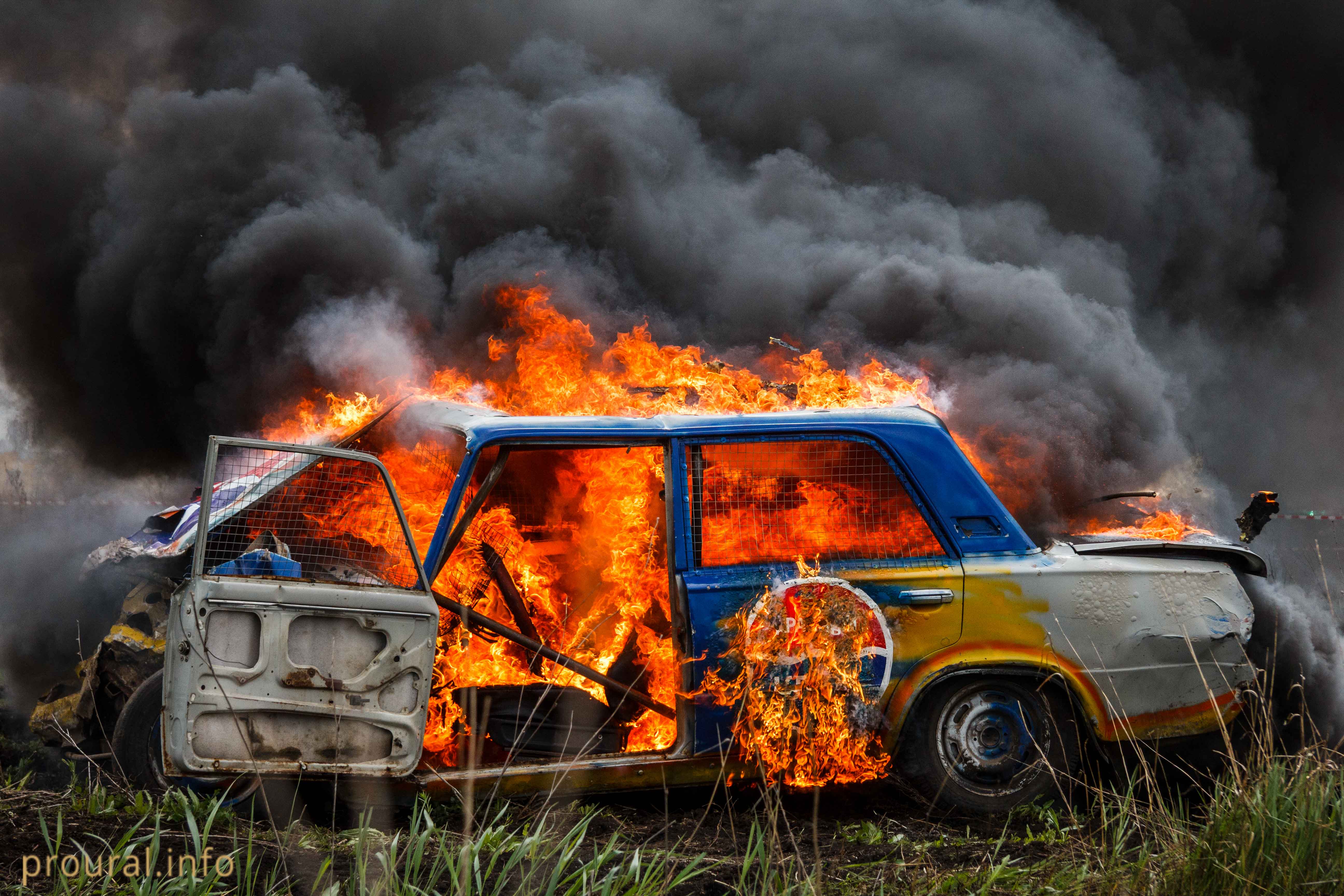 Адреналин и сгоревшие машины: яркий фоторепортаж с уфимских гонок на выживание