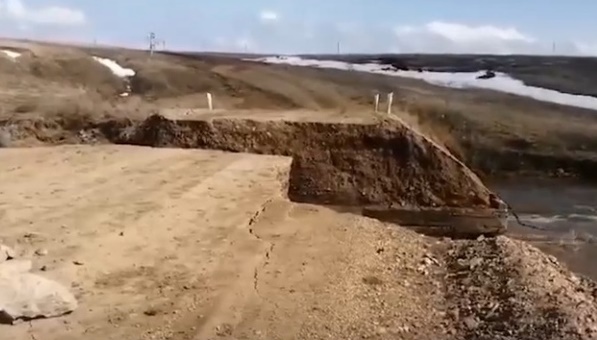 В Баймакском районе Башкирии водой смыло мост