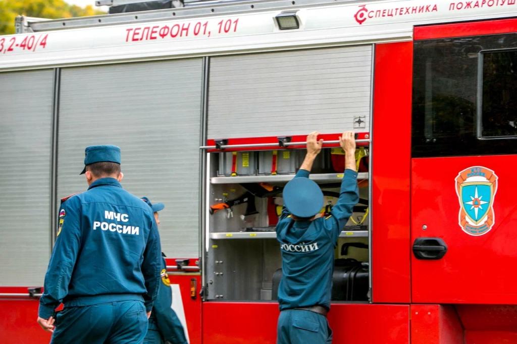 Пожары в промзоне и жилом доме тушат в Уфе после атаки БПЛА