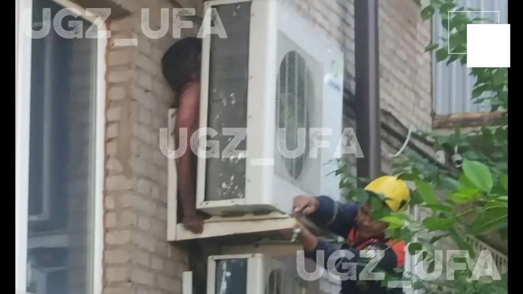 В Уфе мужчина застрял за кондиционером на стене здания