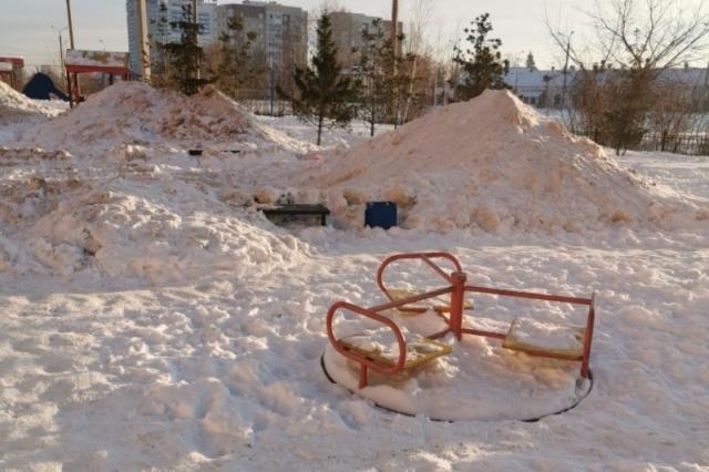 В Уфе управляющая компания свалила снег на детскую площадку