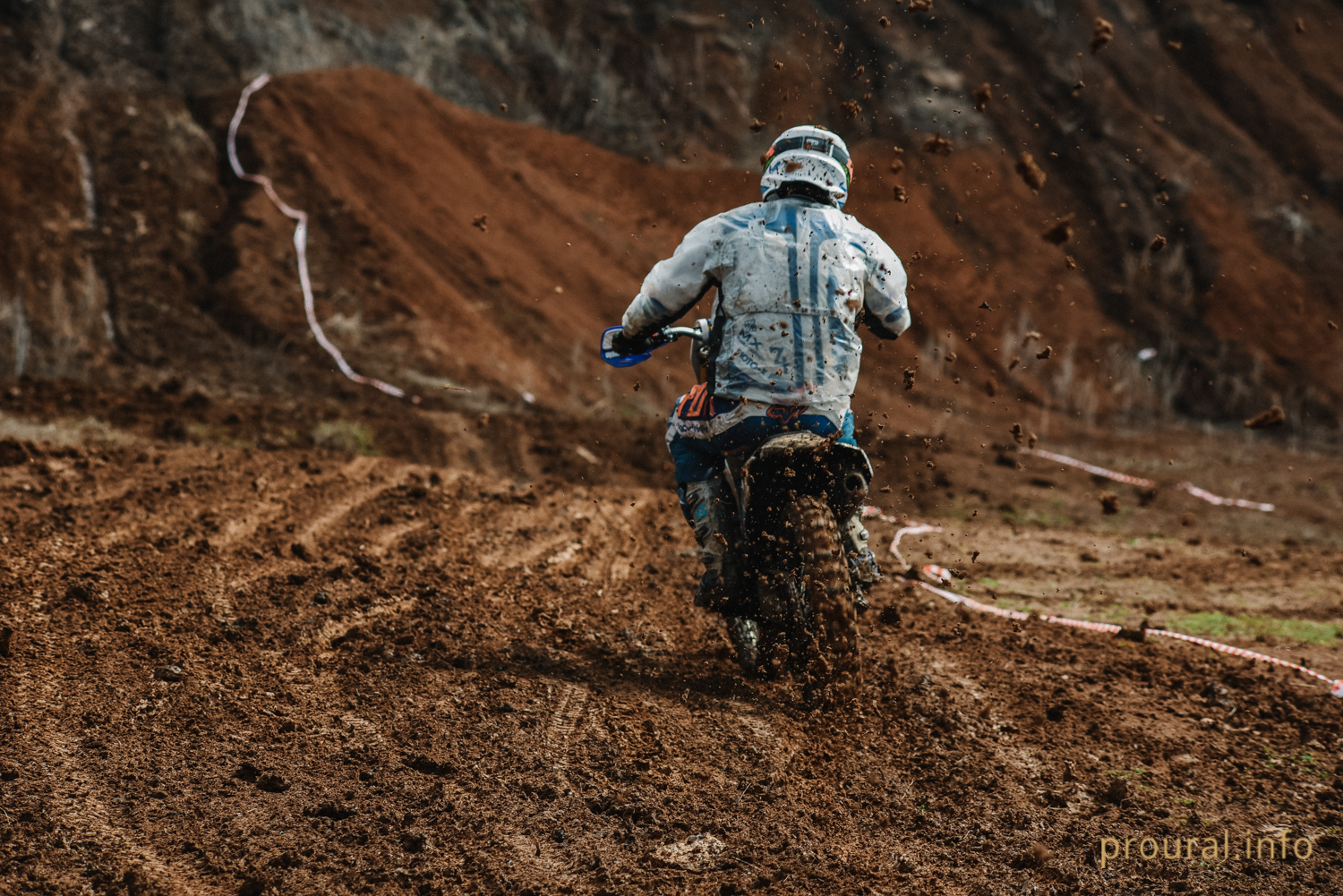 Тонны грязи и адреналина: фоторепортаж с первых в этом году соревнований по мото-кантрикроссу