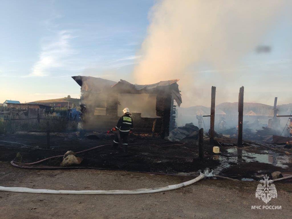 «Детская шалость с огнем»: в Башкирии сгорел дом многодетной семьи