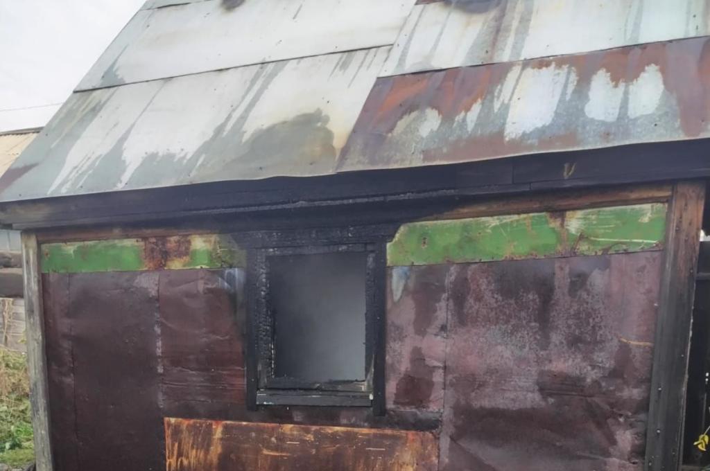 Двое погибли при пожаре в частной постройке в Сибае