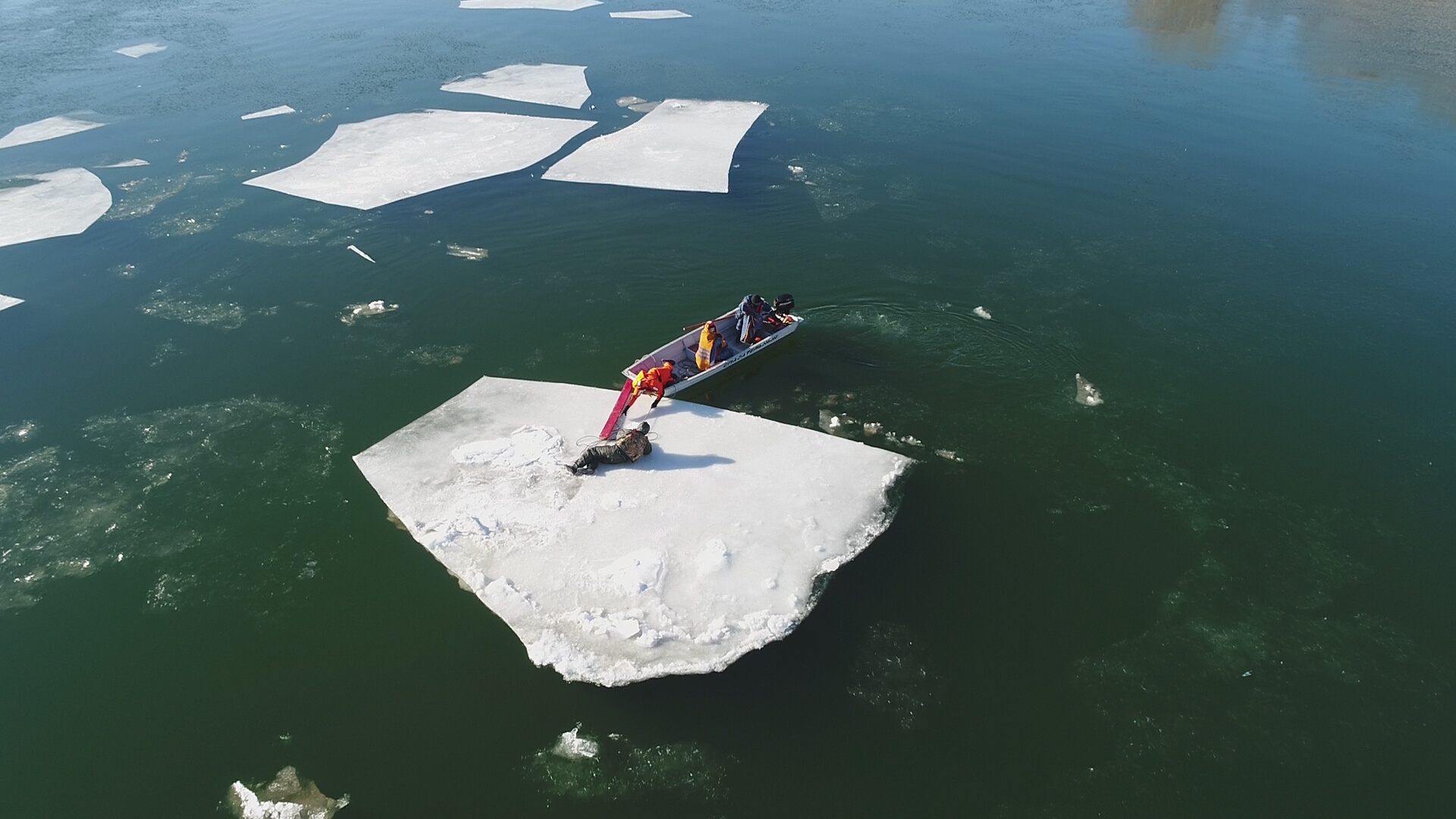 Человек на куске льда посередине реки! Фоторепортаж о работе уфимских спасателей