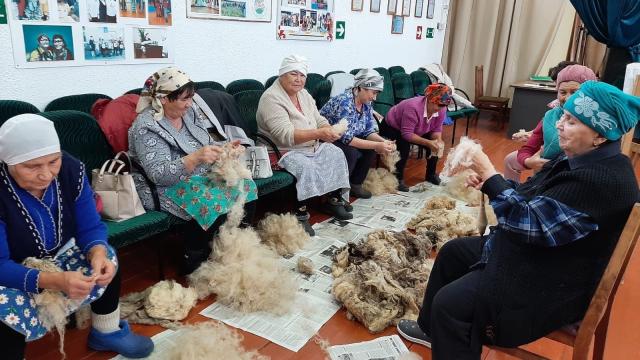 В Башкирии бабушки собрались в клубе, чтобы вязать носки бойцам