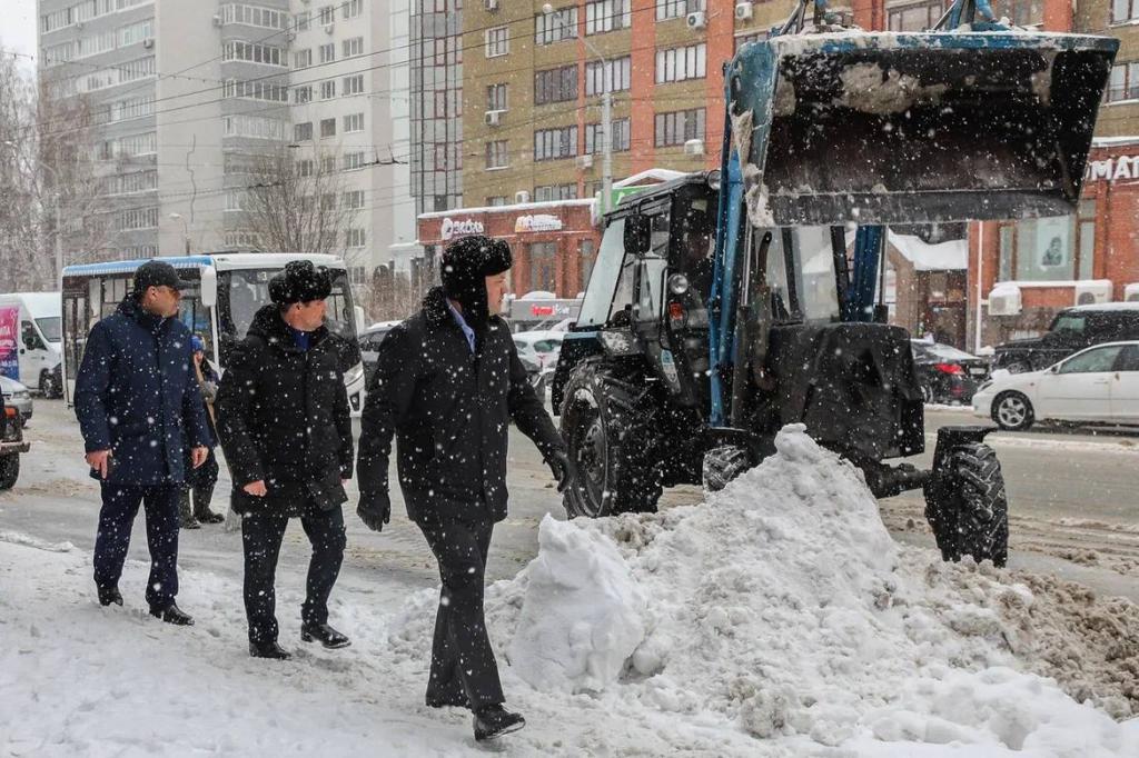 «Не все подошли ответственно»: мэр Уфы раскритиковал глав городских учреждений за неубранный снег