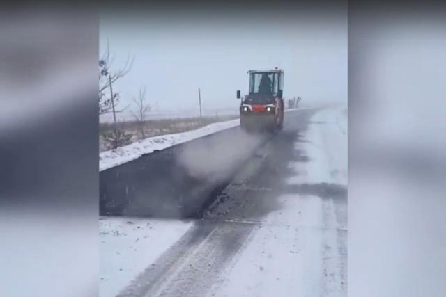 В Башкирии во время снегопада рабочие вышли укладывать асфальт