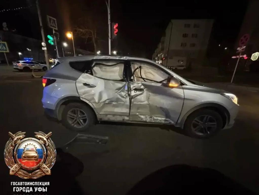 Двое пострадали при столкновении мотоцикла с легковушкой в Уфе