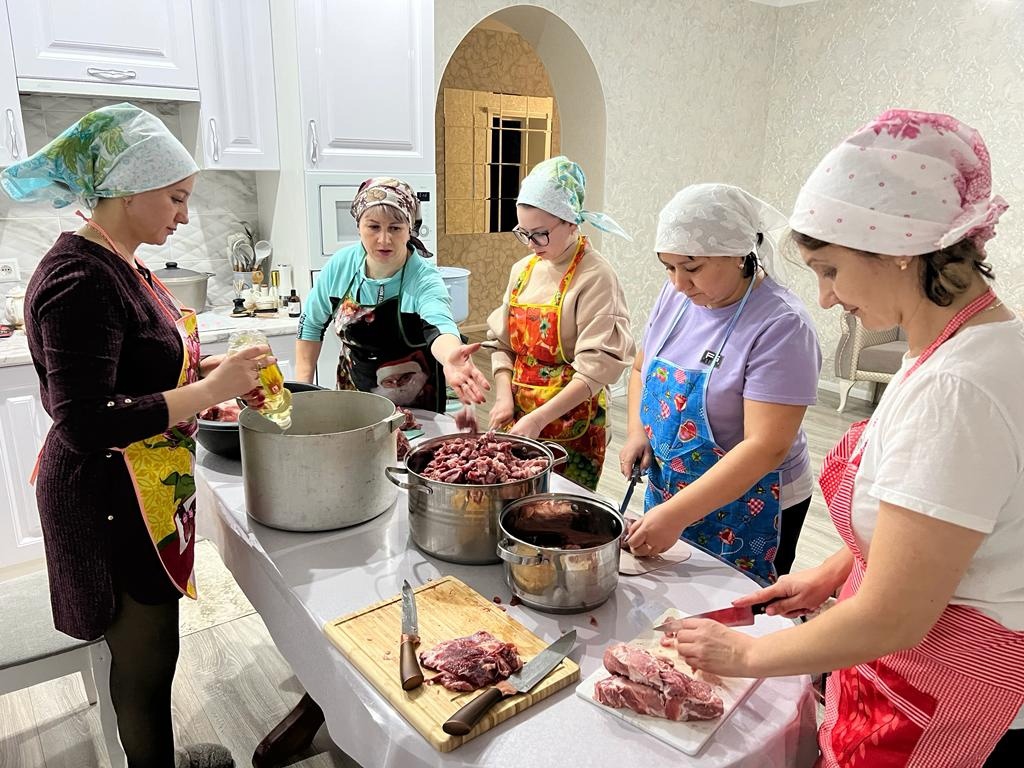 Сухие супы, лапша, тушенка: жители Башкирии объединились, чтобы накормить бойцов СВО