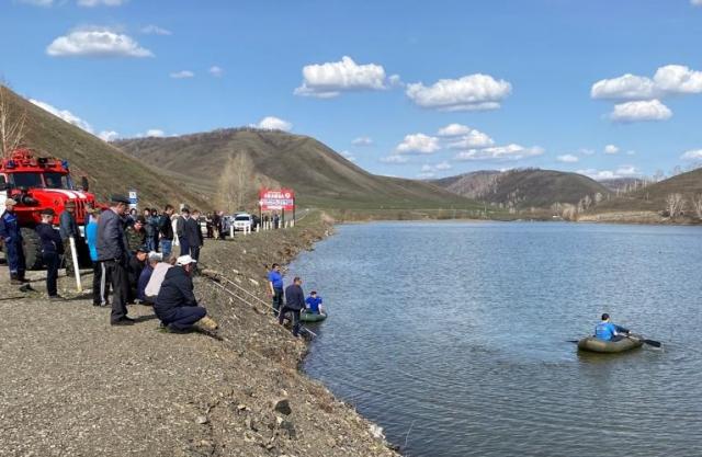 В Башкирии автомобиль с четырьмя женщинами упал в воду