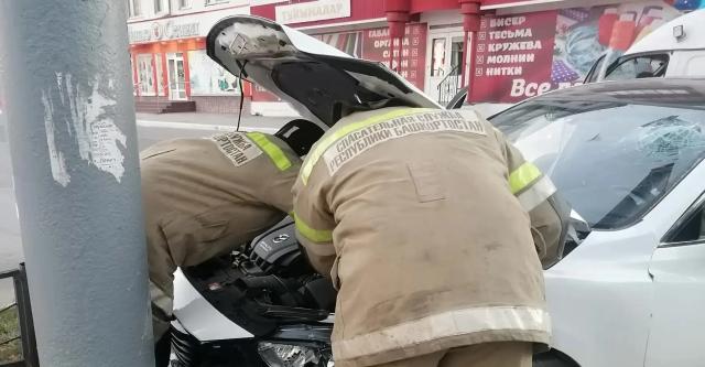 В Башкирии водитель легковушки влетел в столб рекламного щита