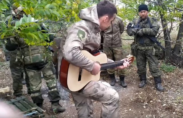 Видео: на позиции к «доставаловцам» приехал с концертом известный уфимский музыкант