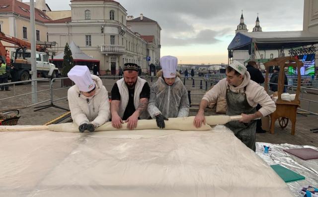 Башкирские повара приготовили гигантский кыстыбый для жителей Минска