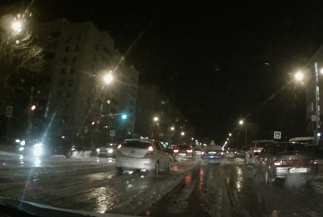 В центре Уфы затопило улицу из-за прорыва трубы