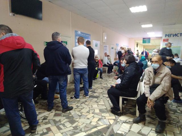 «Инвалиды, больные с температурой, с ковидом — все в одной куче»: в поликлинике Башкирии образовались огромные очереди