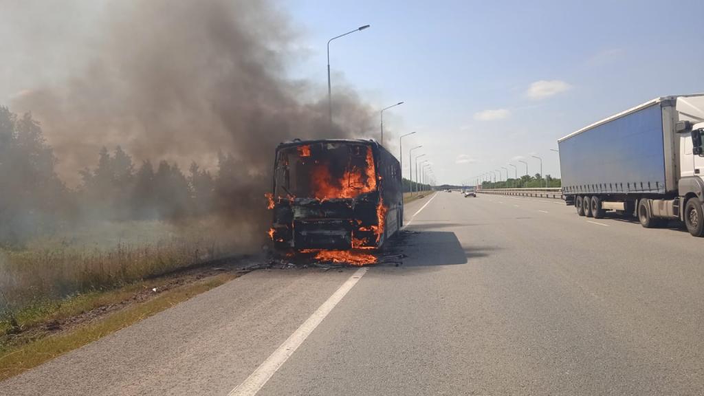 В Башкирии на трассе М-5 загорелся пассажирский автобус