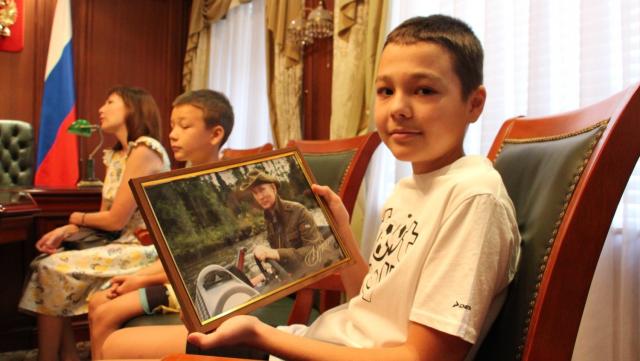 Путин сделал подарок мальчику из многодетной семьи