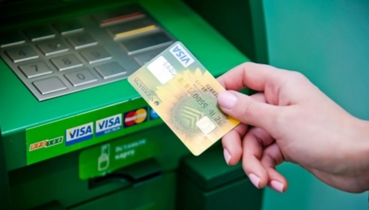Сбербанк требует от уфимки погасить долг с процентами по дебетовой карте