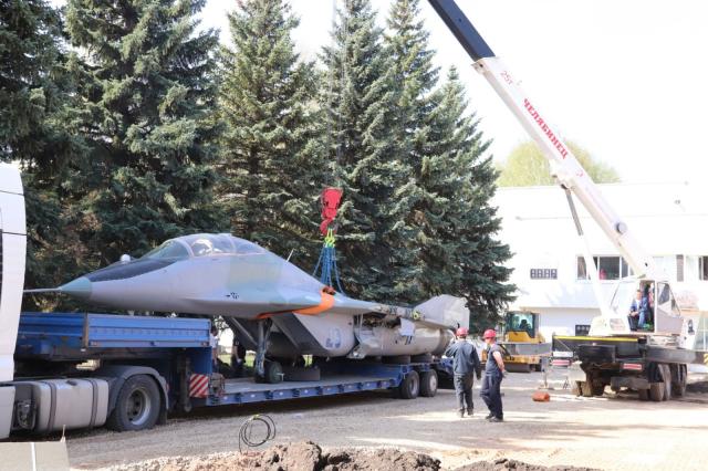 В Уфе установили истребитель МиГ-29