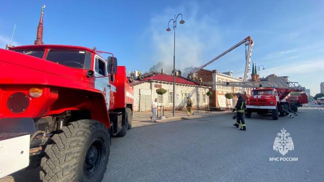 В центре Уфы тушат крупный пожар