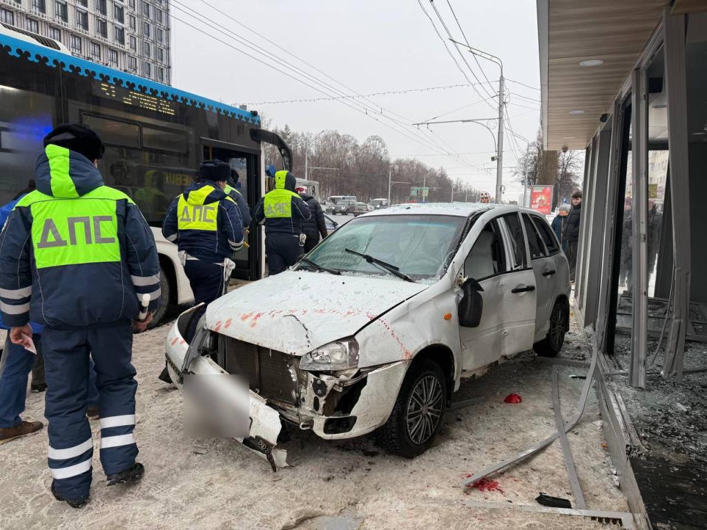 В Уфе легковушка влетела в автобус и сбила ребенка на остановке