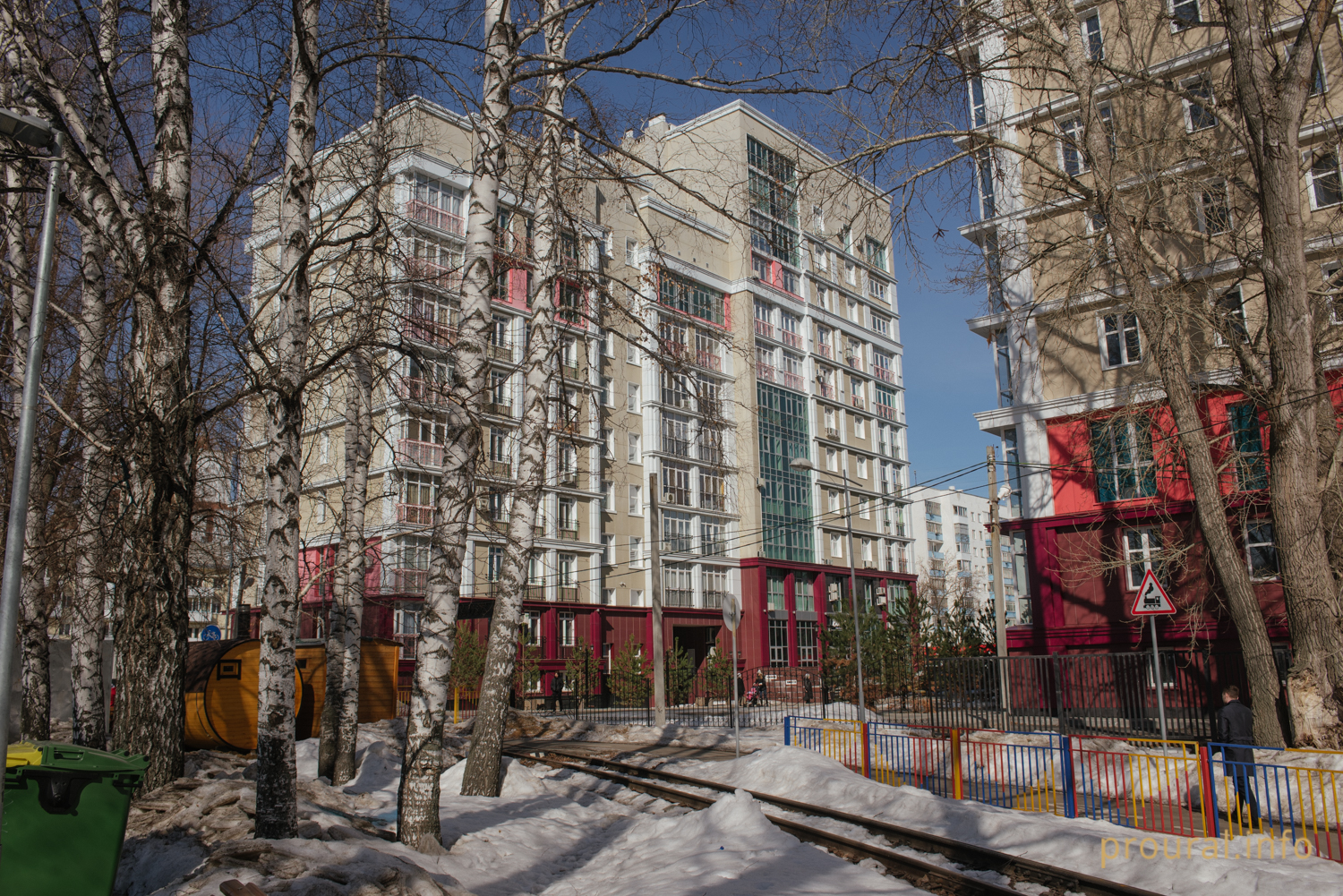 На парковке элитного дома в Уфе, где живут депутаты и спортсмены, до полуметра поднимается уровень воды