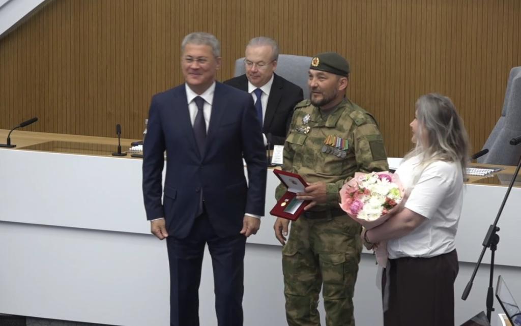 Хабиров присвоил звание заслуженного артиста участнику СВО из Башкирии