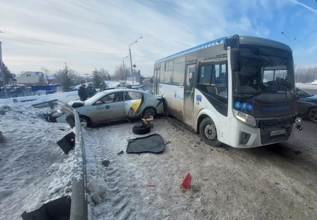 В Уфе в массовое ДТП попал автобус с 18 пассажирами 