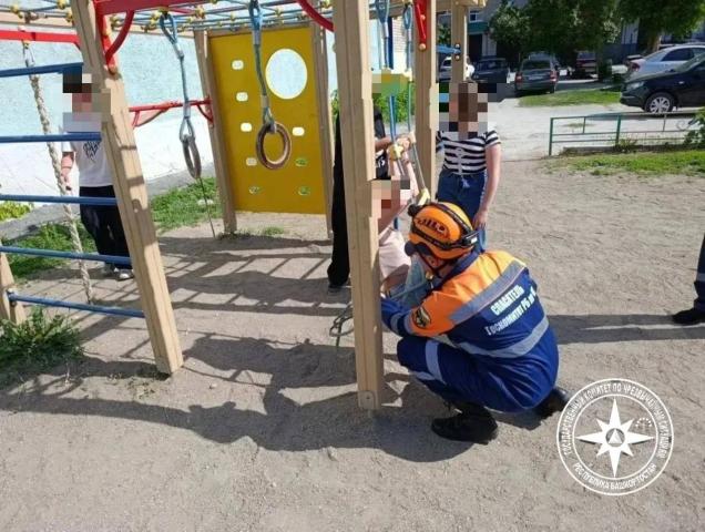 В Башкирии спасатели помогли девочке, застрявшей в веревочной лестнице на детской площадке