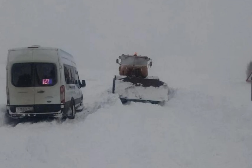  В Башкирии рейсовый автобус и 20 автомобилей застряли в снегу