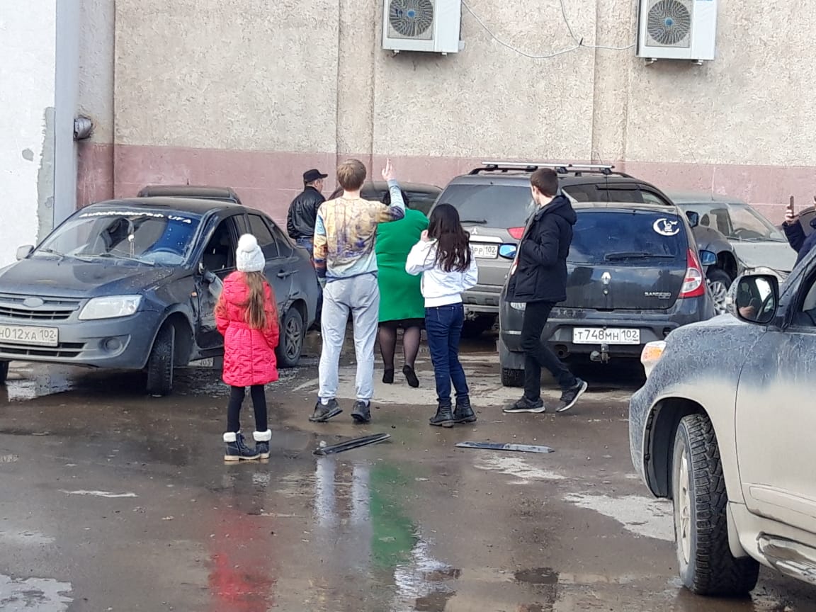 В Уфе автоледи протаранила шесть автомобилей на парковке