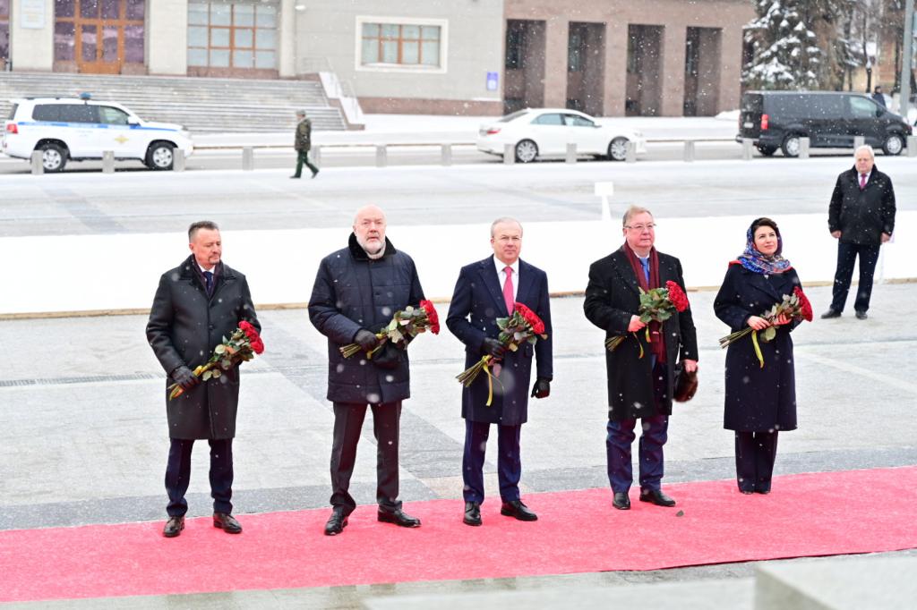 В Уфе прошла торжественная церемония возложения цветов к памятнику Шаймуратову