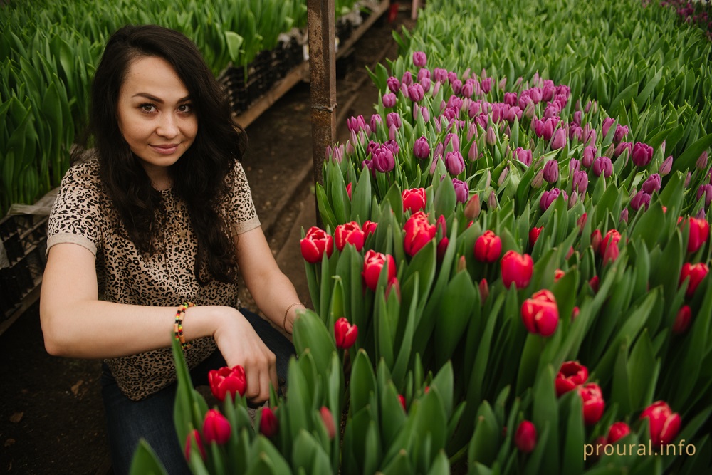 Уфимская семья построила бизнес на цветах к 8 марта: фоторепортаж из оранжереи 
