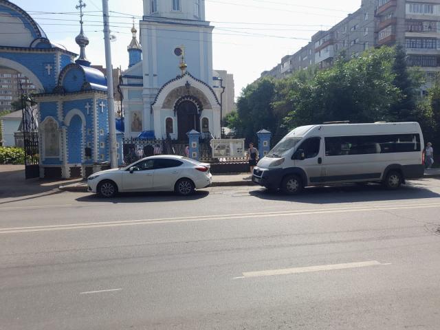В Уфе напротив церкви попал в аварию автобус с 8 пассажирами: двое пострадали