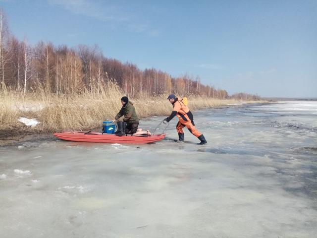 На озере Кандрыкуль два рыбака едва не провалились под лед