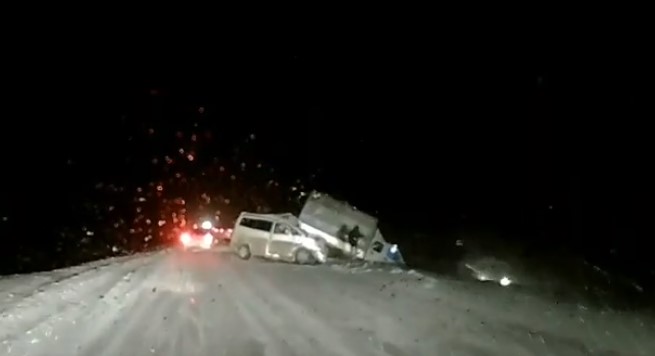 Видео жуткой аварии в Башкирии попало в соцсети: в микроавтобусе зажало людей