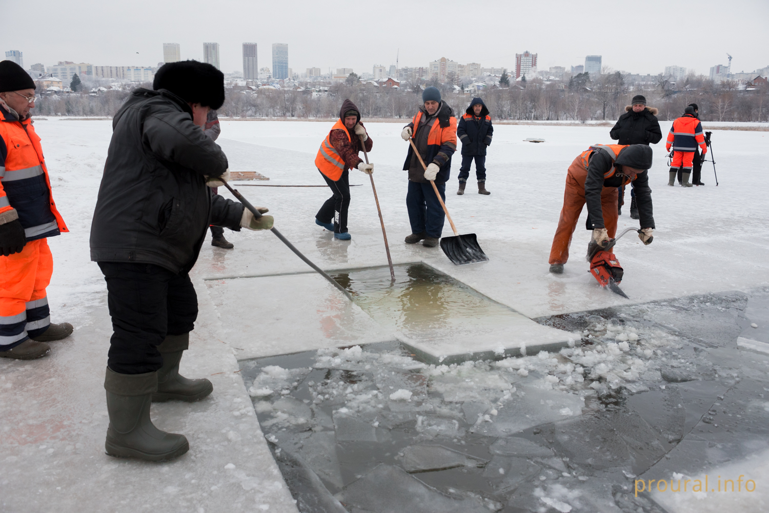 Фоторепортаж с озера Кашкадан, где добывают лёд для новогодних городков
