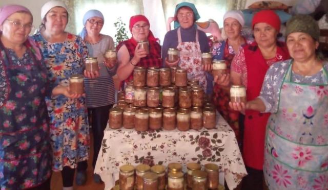 Женщины из села в Башкирии отправили мобилизованным 120 банок тушенки