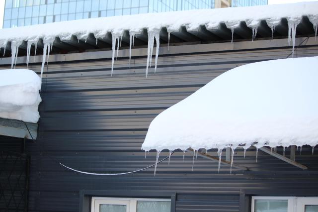 В Уфе на двух подростков упал снег с крыши