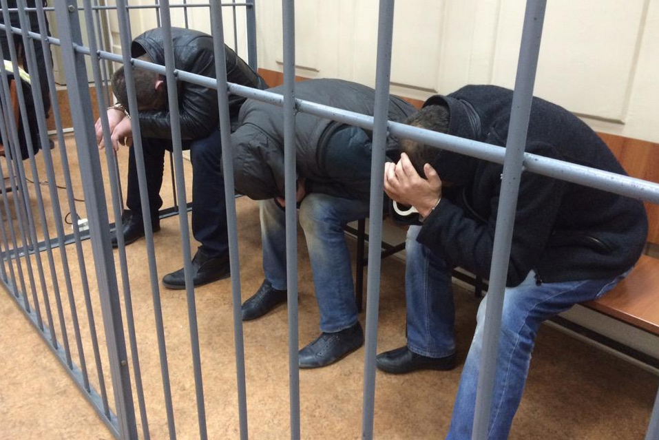 Трансляция: сегодня в Уфе суд вынес предварительное решение по полицейским подозреваемым в изнасиловании