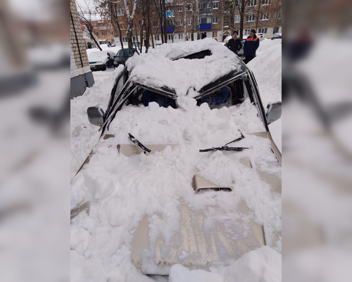 В Башкирии глыба льда проломила крышу внедорожника