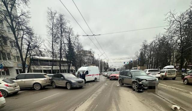 В Уфе на улице 50 лет Октября произошло массовое ДТП