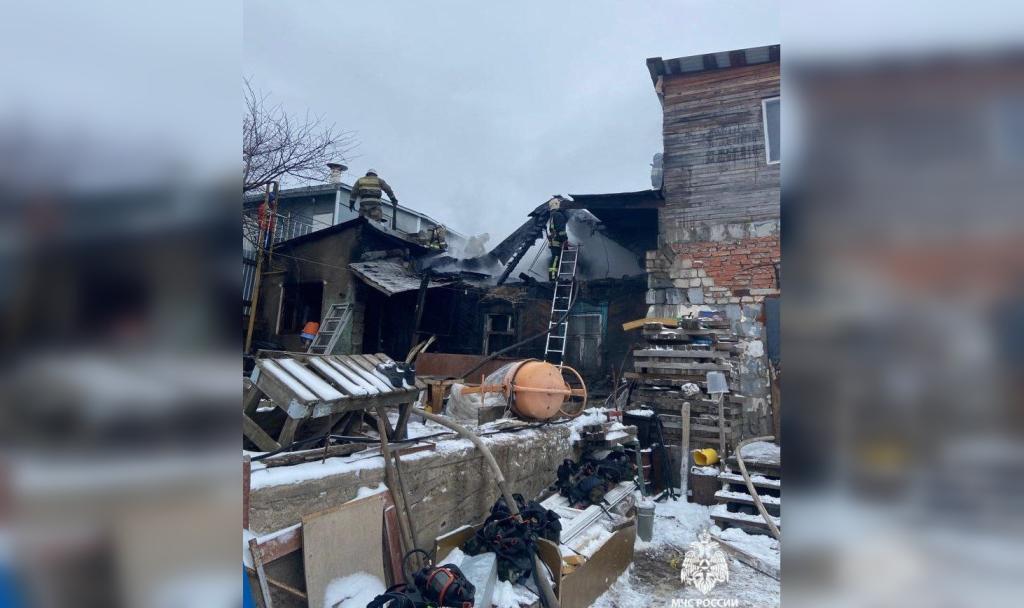 Дознаватель МЧС расследует пожар в Уфе, из-за которого три семьи остались без крыши над головой