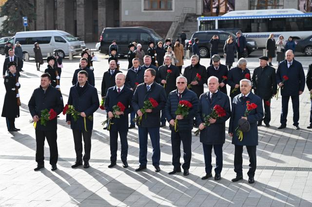 Премьер-министр Башкирии возложил цветы к памятнику Минигали Шаймуратову