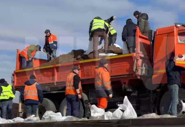 В Уфе на набережной начали строить дамбы из песка