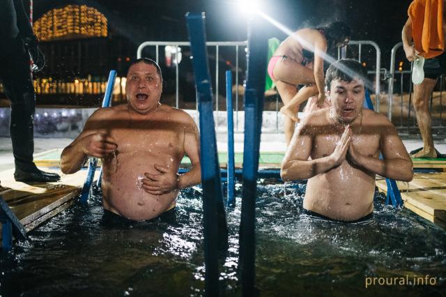 «Ночь священная»: эмоциональный фоторепортаж с Крещенских купаний в Уфе