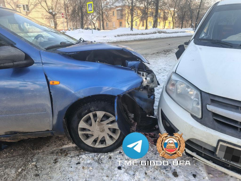 26-летняя девушка пострадала при столкновении двух легковушек в Уфе