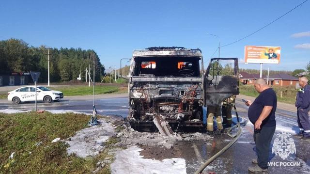 На въезде в село в Башкирии загорелся бензовоз