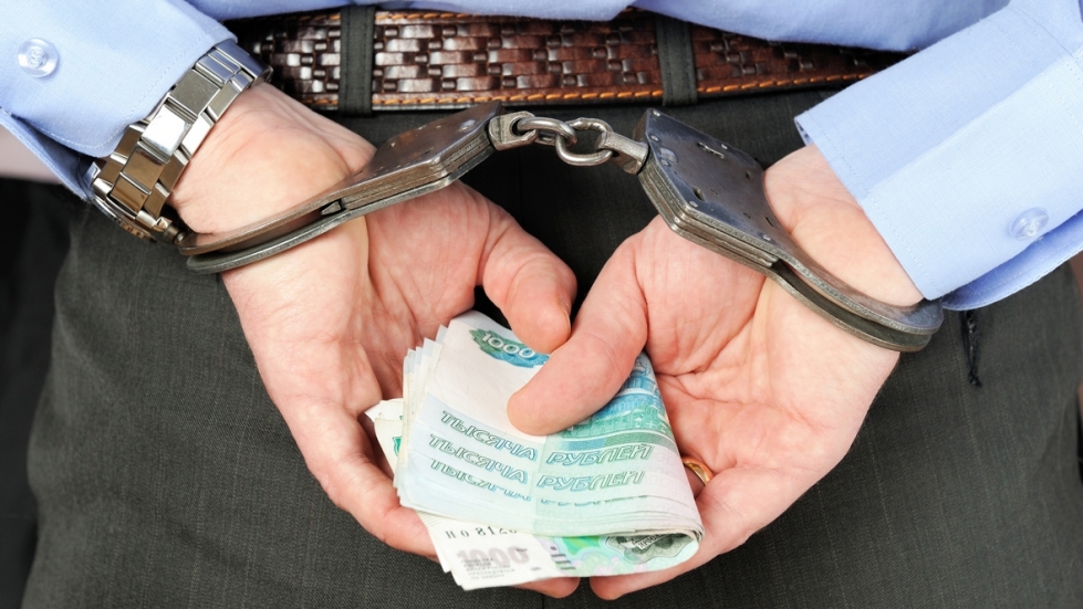 В Уфе следователь хотел закрыть дело о причинении женщине телесных повреждений сотрудником ДПС за взятку